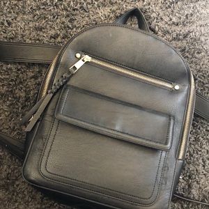 GAP BACK PACK (black)